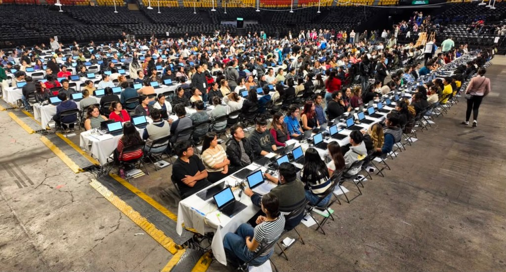 Examen de la UNAM en el Palacio de los Deportes: miles de aspirantes vuelven a ponerse a prueba.
