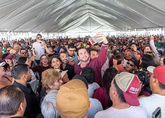 Burgueño condiciona entrega de útiles escolares a cambio de llenar evento